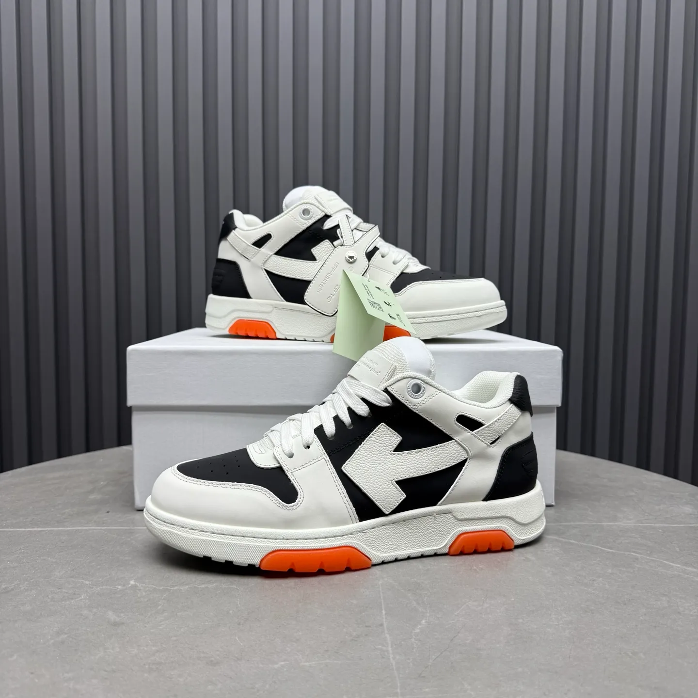 【off- white】P: 620💰Couple model👫, Size: 35-44 (Customized for men 38.45.46) High-quality version👊 "Out of office" series original molding, original lasting, production process 1:1 Original ➰OFF GRAY WHITE OW ➰ First-layer cowhide Imported skin-friendly and environmentally friendly polyester mesh Original molding high elastic and environmentally friendly molding pad Made with the original lasting process. The original molded rubber outsole (never yellows and deforms) has a super correct shape, bright color and strong three-dimensional effect👍. Packaging💯Full set of packaging synchronized with the official website (branded paper, certificate of quality, branded cloth bag)